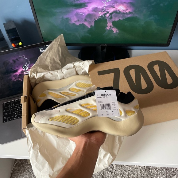Yeezy 700 v3 Safflower Size 10 - Picture 1 of 5